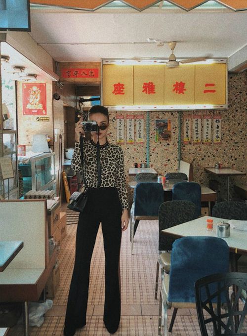 Quý cô lady như Yến Trang, đơn giản mà đẹp, lại tôn dáng kéo dài đôi chân với quần cạp cao. Thời trang du lịch đẳng cấp của  Én chị bạn nhất định không nên bỏ qua khi mang lại gợi ý thú vị về cách mix cho bản thân.    