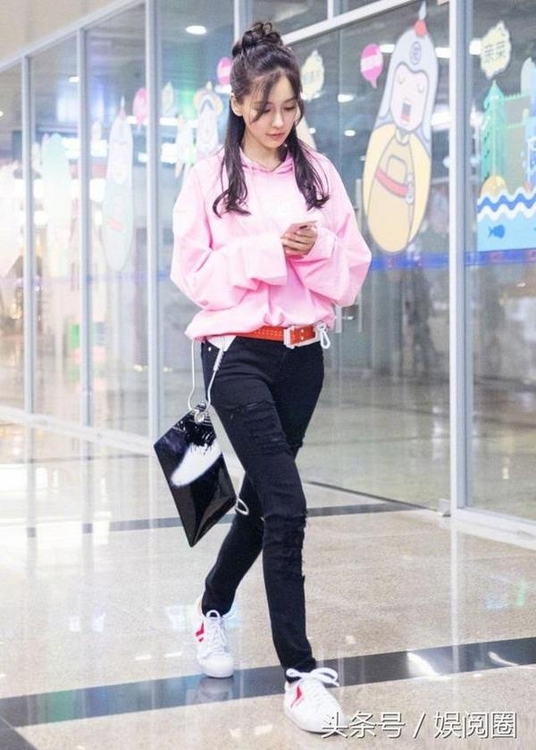 Tủ đồ ngày thường của mỹ nhân đình đám này không thiếu những item trẻ trung khỏe khắn như quần jean, áo sơ mi, áo phông, giày sneaker....    