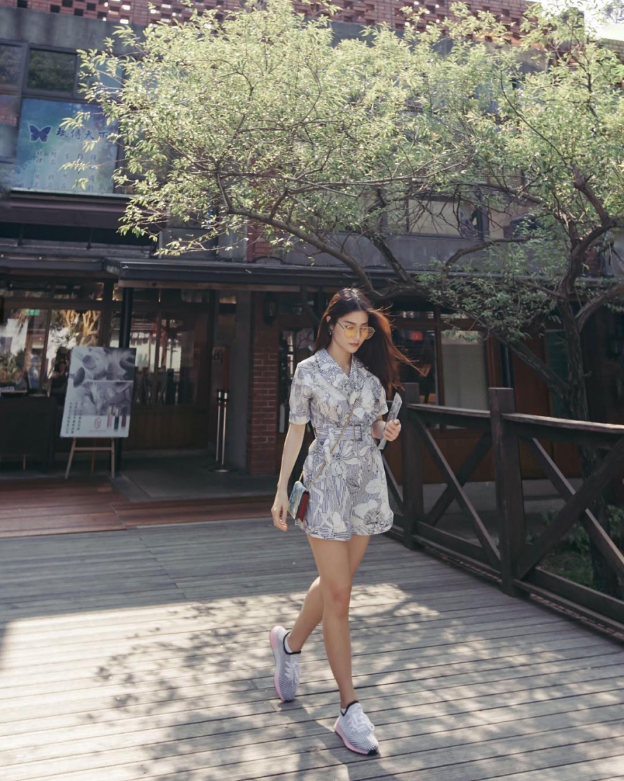 Nữ diễn viên Diễm My 9X sải bước trong bộ playsuit kẻ in hoa văn. Sở hữu chiều cao 1m65, đây đích thị là bộ cánh để cô nàng khoe đôi Shbet888 phiên bản mới nhất.  
