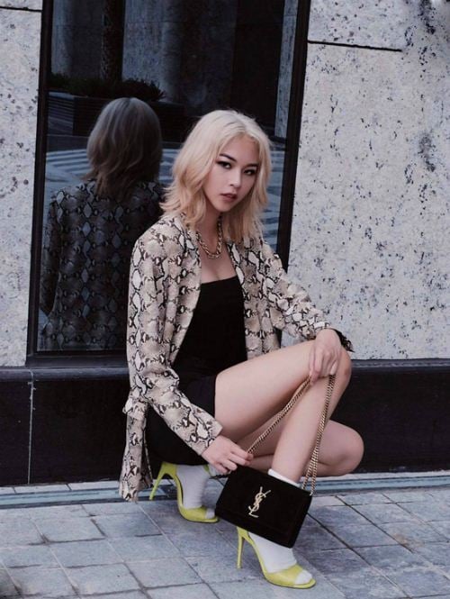 Phí Phương Anh có lẽ chưa thật hoàn hảo khi chọn đôi giày cao gót xanh chuối mix tất trắng, 2 gam màu không hợp dơ với áo vest họa tiết da động vật.     