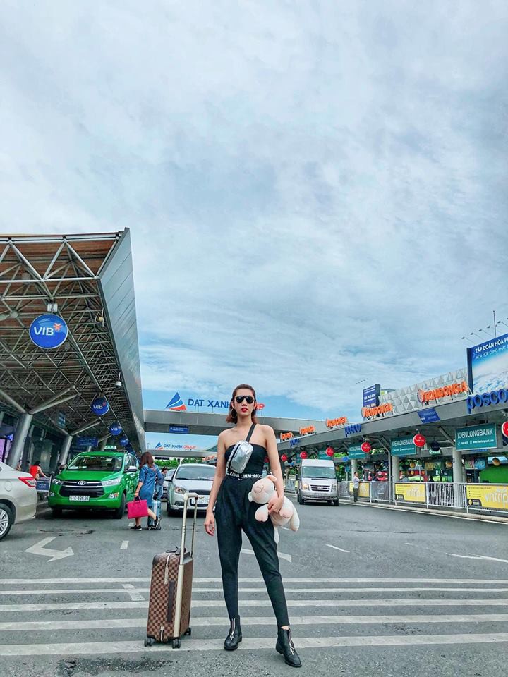 Thúy Vân không ngại phô diễn vóc dáng một cách đầy tinh tế trong những thiết kế kín đáo, ôm sát, hở một chút thôi nhưng đủ hút mắt người nhìn.    