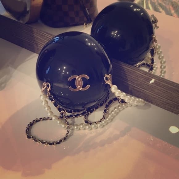 Nếu không thích dây xích dài, Chanel đã thiết kế thêm cho các nàng một dây cầm tay ngọc trai ngắn hơn. Điều bạn cần chỉ là bỏ ra tầm nửa tỷ để tậu em bé này về mà thôi!  