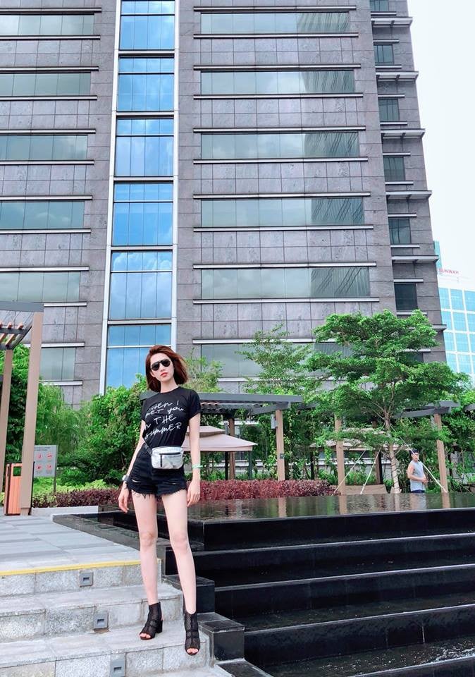 Nổi nhất là những đôi giày mà cô nàng diện cho những set đồ của mình, nữ tính vẫn diện sneakers nổi bật, trẻ trung đơn giản mà diện luôn boots lưới sang chảnh... dễ hiểu vì sao street style của Thúy Vân chất đến vậy.