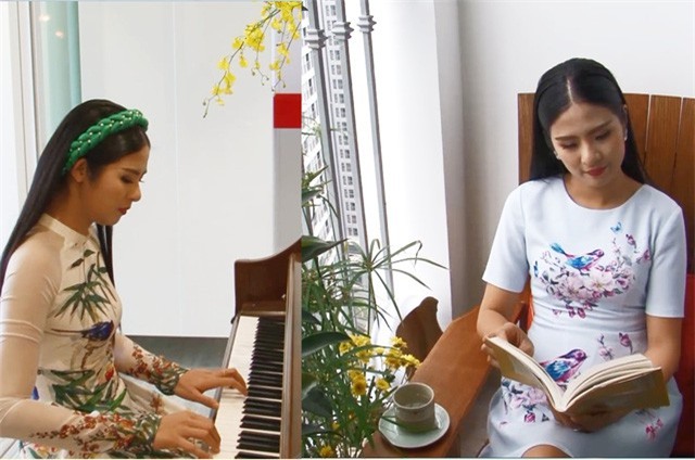Mỗi khi thức giấc, Ngọc Hân sẽ bước ra ngoài ban công tưới cây, sau đó cô ngồi vào đàn piano, đàn một bản nhạc yêu thích. 