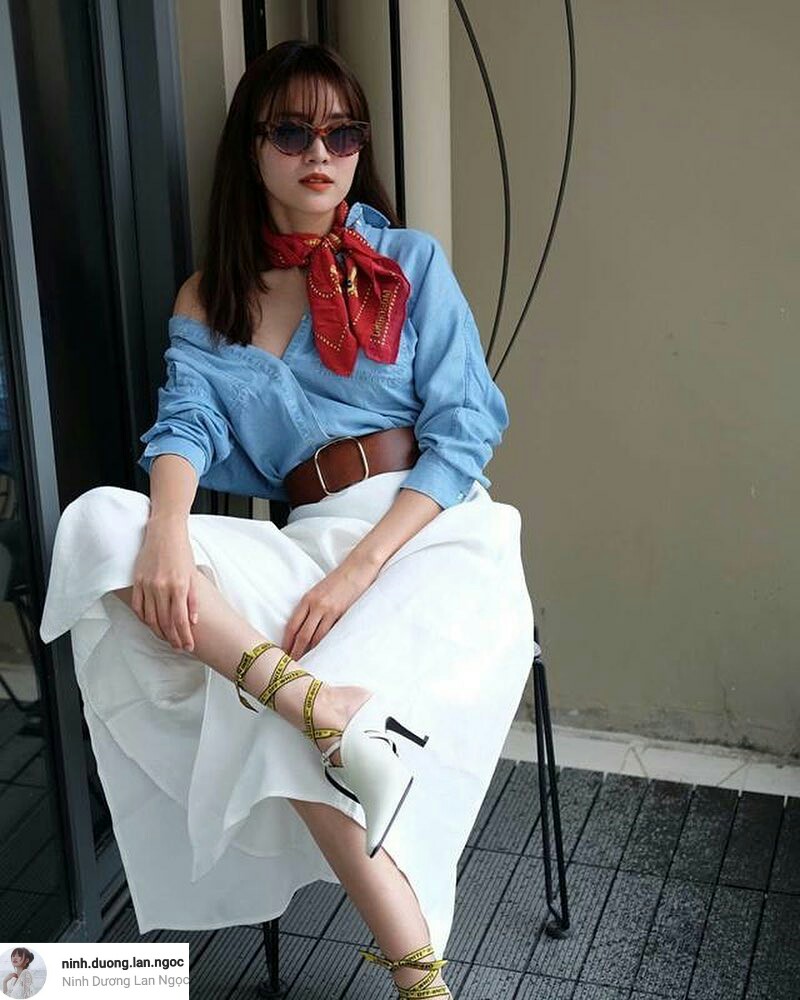 Ninh Dương Lan Ngọc xinh đẹp và quyến rũ với áo sơmi trễ vai kết hợp cùng chân váy trắng mềm mại. Điểm thu hút cho cả bộ Shbet999 com đăng nhập có lẽ đến từ loạt phụ kiện như: kính mắt thời trang, thắt lưng bản to, khăn buộc cổ và giày cao gót buộc dây.    