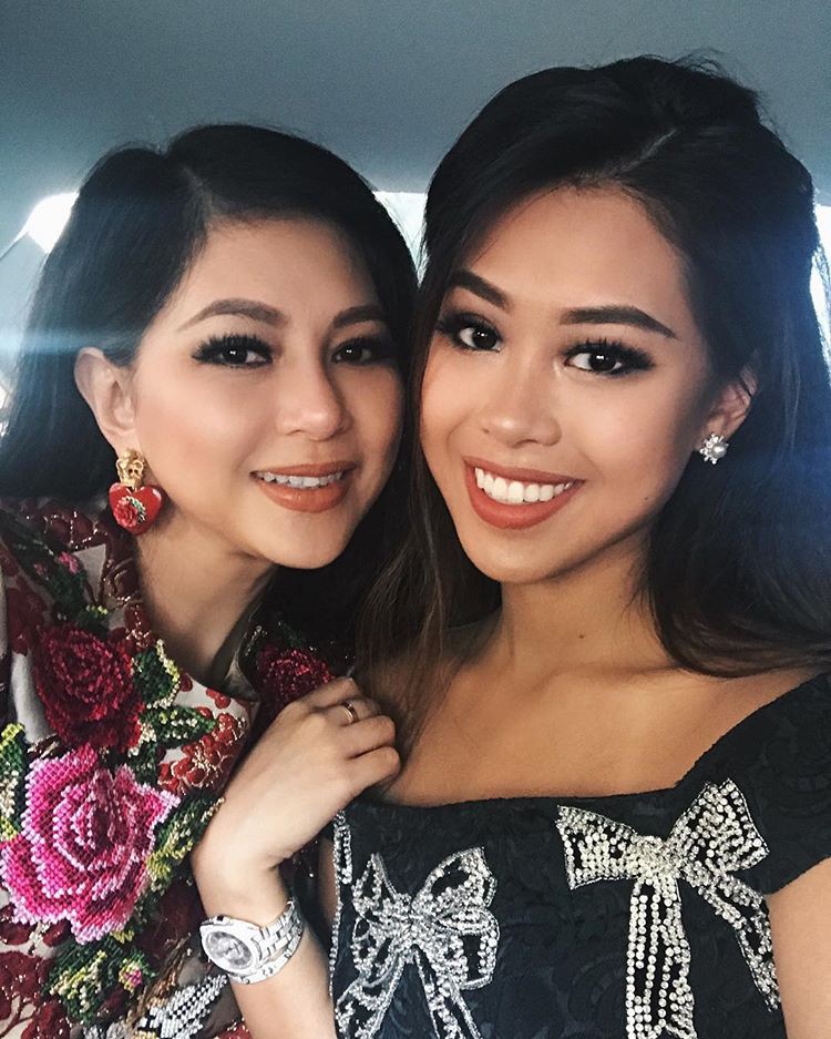 Hai mẹ con Thủy Tiên – Thảo Tiên thường xuyên là đôi bạn đồng hành trong rất nhiều tuần lễ thời trang khác. Ở mỗi nơi họ lại thể hiện phong cách quý tộc với những bộ đồ hàng hiệu đắt tiền cùng thần thái sang chảnh. 