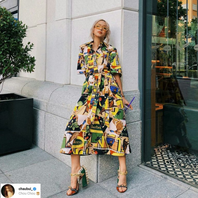 Châu Bùi diện thiết kế ấn tượng và vô cùng bắt mắt của Burberry. Chiếc váy với những gam màu nổi được pha trộn nhiều họa tiết khác nhau tạo nên sự sang trọng và đẳng cấp cho người mặc. Đôi sandals gắn đinh cá tính cùng tông màu giúp Châu Bùi càng nổi bật hơn.    