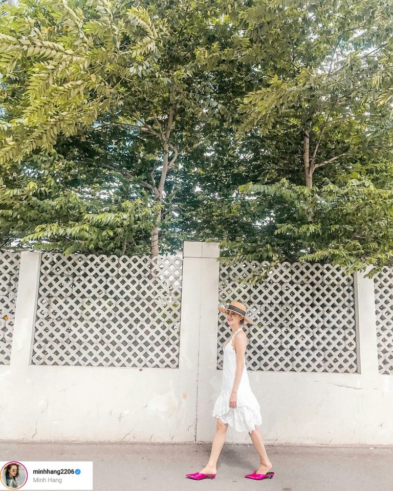Sau nhiều tuần chăm chỉ diện crop top và quần jeans thì lần này, Minh Hằng thay đổi hình ảnh với chiếc đầm trắng cổ yếm điệu đà. Nữ ca sĩ kết hợp cùng giày Knife mules hồng của Balenciaga và mũ cói rộng vành.    
