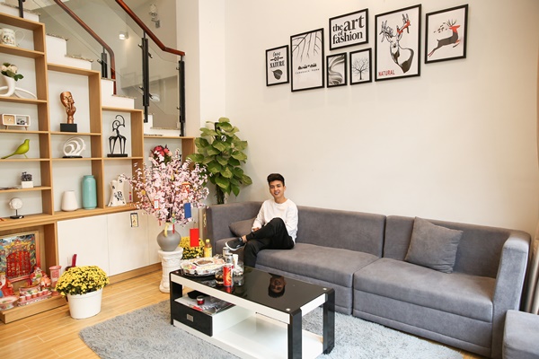 Ngôi nhà của anh chàng Hồ Quang Hiếu được thiết kế theo phong cách tối giản. Nội thất chủ yếu theo tông màu xám - trắng, chính Hồ Quang Hiếu là người đã lên ý tưởng thiết kế cho căn nhà của mình.    
