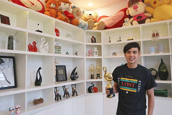 Ca sĩ Hồ Quang Hiếu là 1 trong những sao đắt show sân khấu hội chợ. Hiện anh sinh sống cùng mẹ và em gái trong căn nhà có 3 tầng, 1 trệt, được thiết kế theo phong cách hiện đại, các vật dụng nội thất được trang trí tối giản nhưng không kém phần sang trọng.    