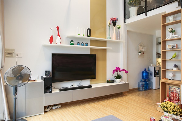 Phòng khách được thiết kế khá đơn giản, với những món đồ trang trí dễ thương    