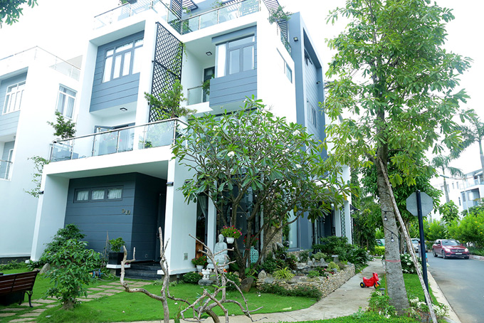 Quách Thành Danh mới chuyển về nhà mới được vài tháng. Căn biệt thự nằm ở vị trí góc đường trong một khu biệt lập dành cho giới nhà giàu tại quận 9 TP HCM. Cơ ngơi này được định giá hơn một triệu USD.    