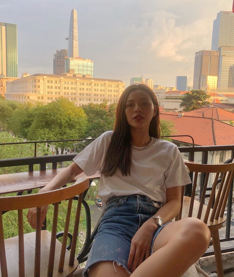 Set đồ đơn giản gồm áo phông trắng và chân váy jeans là cách để Tú Hảo thể hiện hình ảnh cá nhân: trẻ trung, nhanh mà vẫn đủ độ đẹp.  