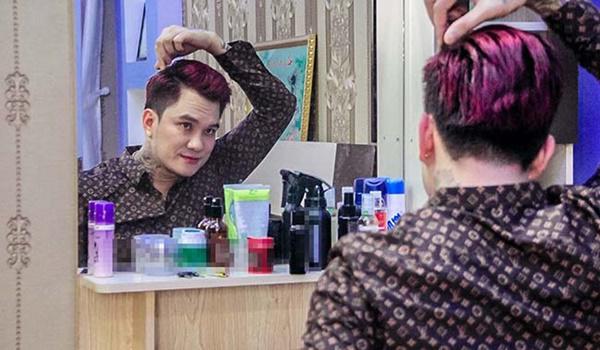 Góc trang điểm của Lâm Chấn Duy mỗi khi đi diễn. Vì sống đơn thân nên nam ca sĩ gốc Hà Tĩnh phải lo mọi thứ trong nhà từ chuyện dọn dẹp nhà cửa đến bếp núc.    