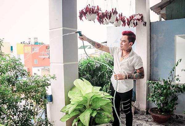 Góc trang điểm của Lâm Chấn Duy mỗi khi đi diễn. Vì sống đơn thân nên nam ca sĩ gốc Hà Tĩnh phải lo mọi thứ trong nhà từ chuyện dọn dẹp nhà cửa đến bếp núc.    