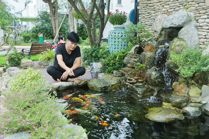 Chàng ca sĩ thiết kế một hồ cá koi. Khi không chạy show, anh thích ở nhà cho cá ăn và nhìn chúng bơi lội tung tăng, tranh nhau đớp mồi.    