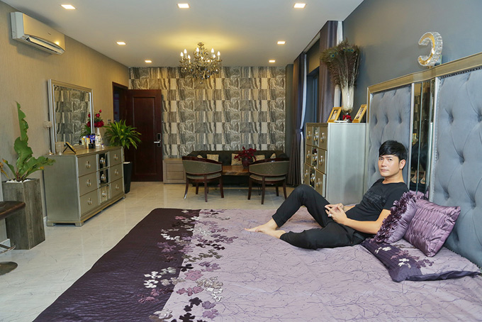 Phòng ngủ của vợ chồng anh rất rộng rãi. Cuối tuần 4 đứa con của anh thích vào đây ngủ cùng bố mẹ.    