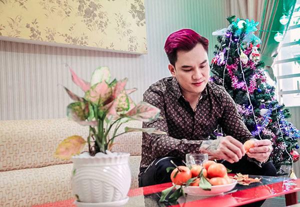 Lâm Chấn Huy sinh sống trong căn nhà 5 tỷ, 1 trệt, 4 lầu tại quận Gò Vấp, TP.HCM. Nam ca sĩ nổi tiếng ở nhạc thị trường cho biết do mải mê ca hát anh quên cả chuyện tình cảm cá nhân. Hiện anh vẫn một thân một mình chạy show khắp các tỉnh thành trong và ngoài nước.    