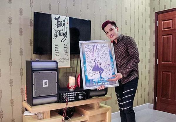Lâm Chấn Huy cùng bức tranh có hàng trăm chữ ký của fan được đặt trong phòng ngủ. Tại đây, anh trang bị thêm dàn âm thanh để nghe nhạc. Dù tỏ ra khá lạc quan, yêu đời, song ca sĩ 36 tuổi đôi lúc thở dài và chạnh lòng: 