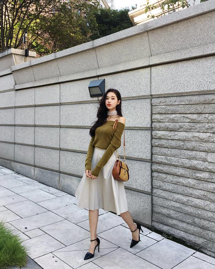 Áo trễ vai nửa kín, nửa hở thổi bùng lên sự ngọt ngào cho nàng và dĩ nhiên càng thêm hấp dẫn hơn với một chiếc khăn nhỏ mang hơi thở cổ điển.  
