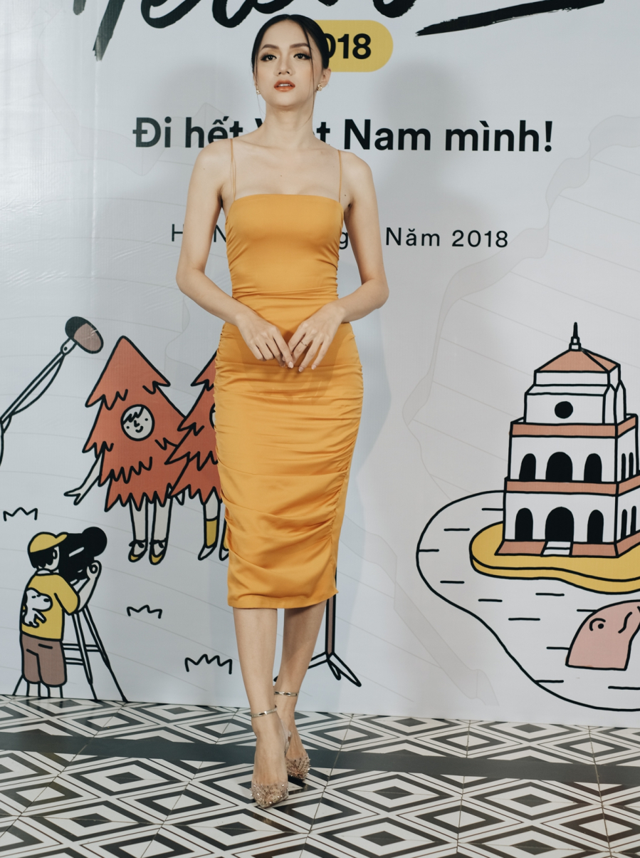 Chọn chiếc váy màu vàng mustard cúp ngực, ôm sát, Hương Giang khéo léo khoe được đôi vai thon, vóc dáng vạn người mê cùng những đường cong gợi cảm.  