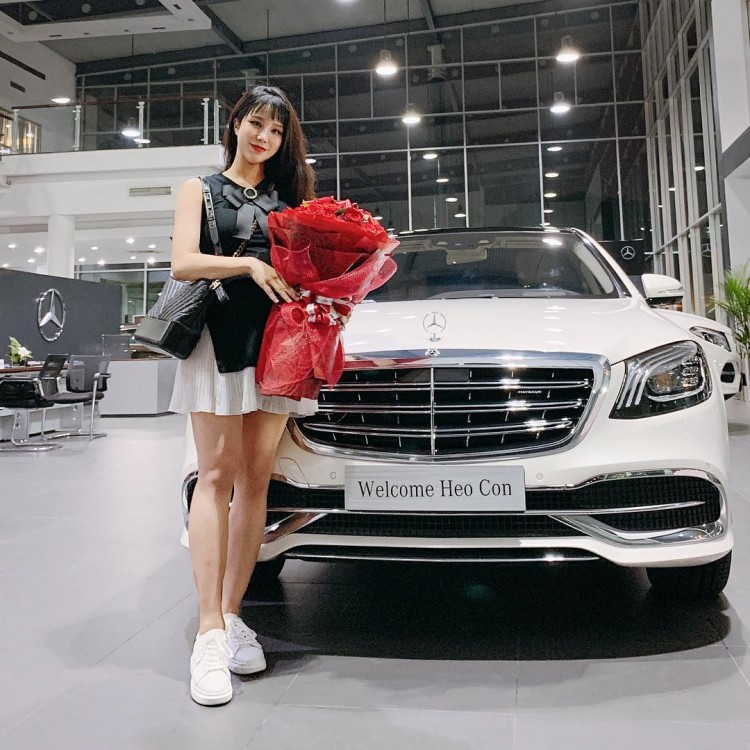 Diệp Lâm Anh khoe đôi Shbet888 phiên bản mới nhất miên man, ai nhìn cũng ngưỡng mộ với bộ đôi áo rộng cùng chân váy dập pli.  
