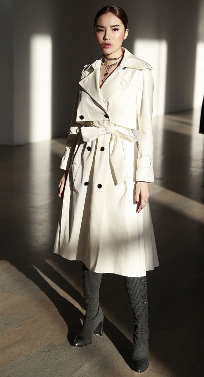 Trong buổi thứ 2, tại Tuần lễ thời trang Paris Fashion Week 2018 Kỳ Duyên dự show của nhà mốt nước Pháp - Haider Ackermann. Thần thái sắc lạnh cùng chiều cao nổi bật giúp Kỳ Duyên nhanh chóng được giới truyền thông tại đây chú ý.