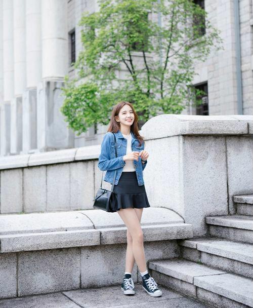 Xinh xắn với chân váy đuôi cá và áo khoác jeans.  