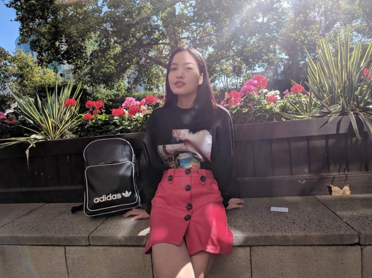 Chà Mi đơn giản, trẻ trung với áo phông đen cùng chân váy hồng hot pink. Cô nàng sử dụng ba lô đen để cân bằng màu sắc Shbet999 com đăng nhập.  