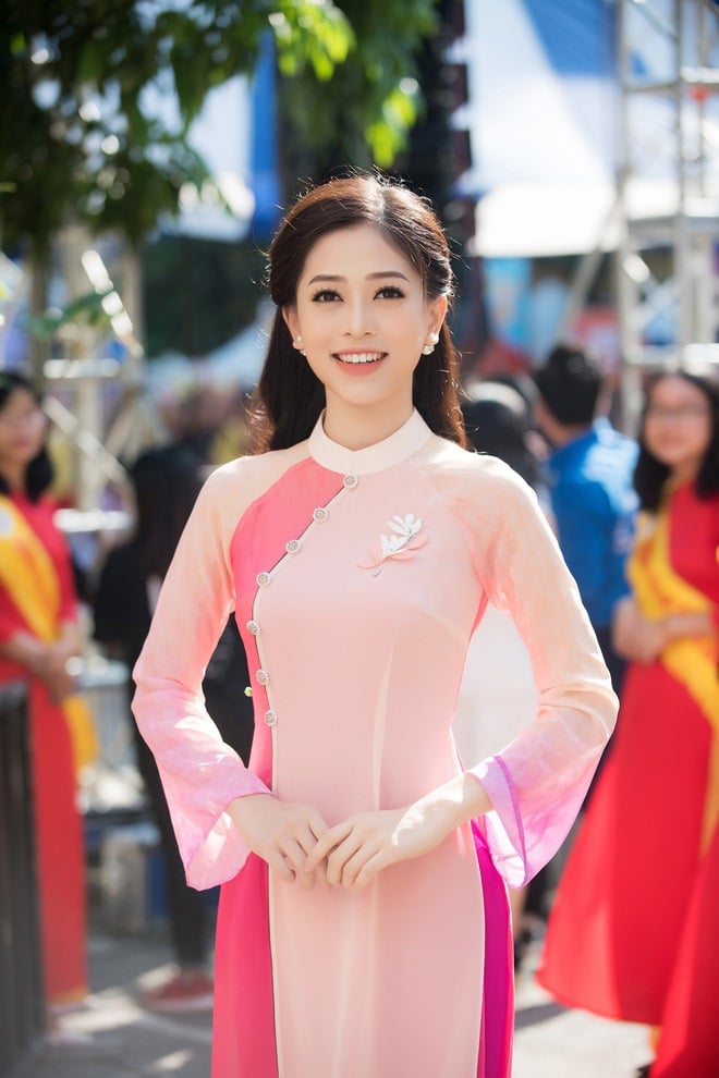 Trong buổi sáng giao lưu, Á hậu Phương Nga chọn mặc chiếc áo dài màu hồng nền nã.