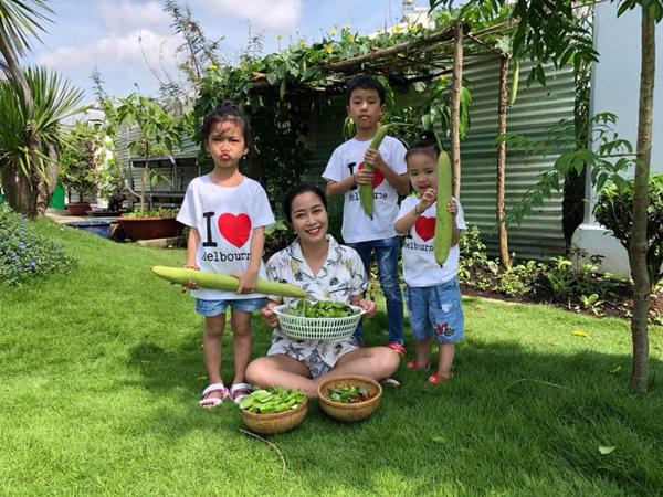 Ốc Thanh Vân cùng các con thu hoạch 