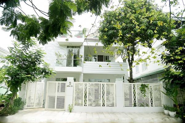 Căn nhà của vợ chồng anh nằm ở ven đô, trắng toát và tràn ngập cây xanh.    