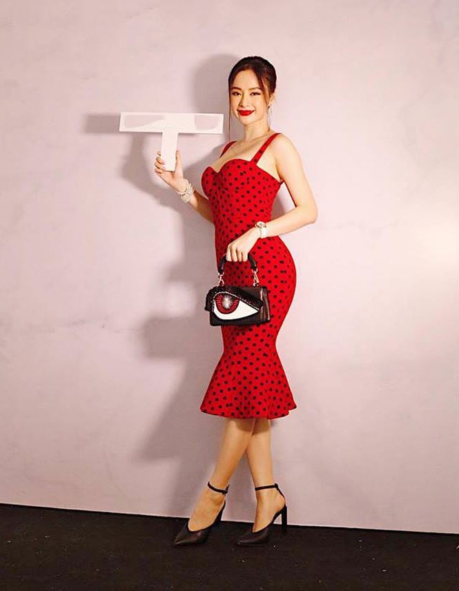 Được biết, theo tiết lộ của người đẹp sinh năm 1995, vòng ngực của cô hiện tại gần 100cm, trong khi  đó, vòng eo lại vô cùng nhỏ nhắn.  