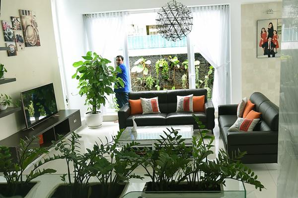 Bên trong nhà cũng được anh bài trí thân thiện với thiên nhiên.    