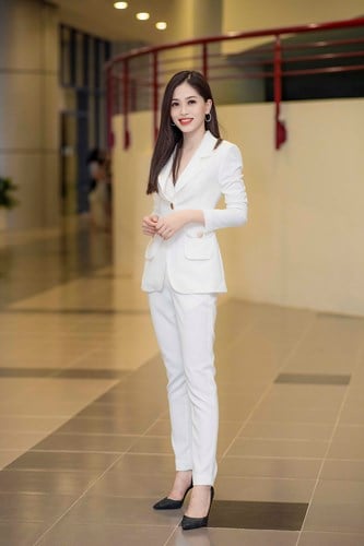 Ngay sau đó, Phương Nga được Ban giám hiệu nhà trường mời làm Ban giám khảo cho 1 cuộc thi do trường tổ chức.   