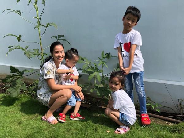 Bên trong, mỗi góc vườn là một loại cây.    
