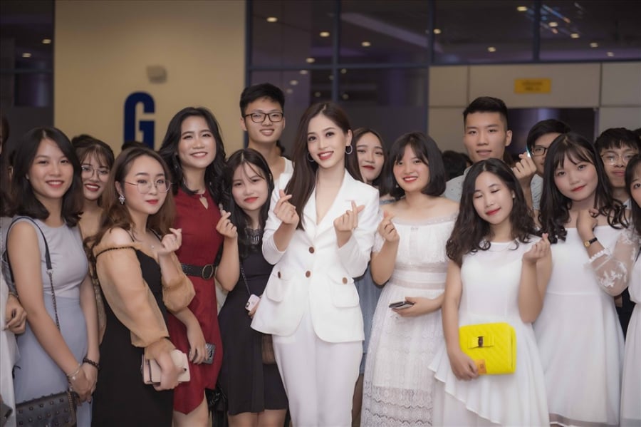 Người đẹp trong phong cách cá tính cùng một bộ vest trắng. 