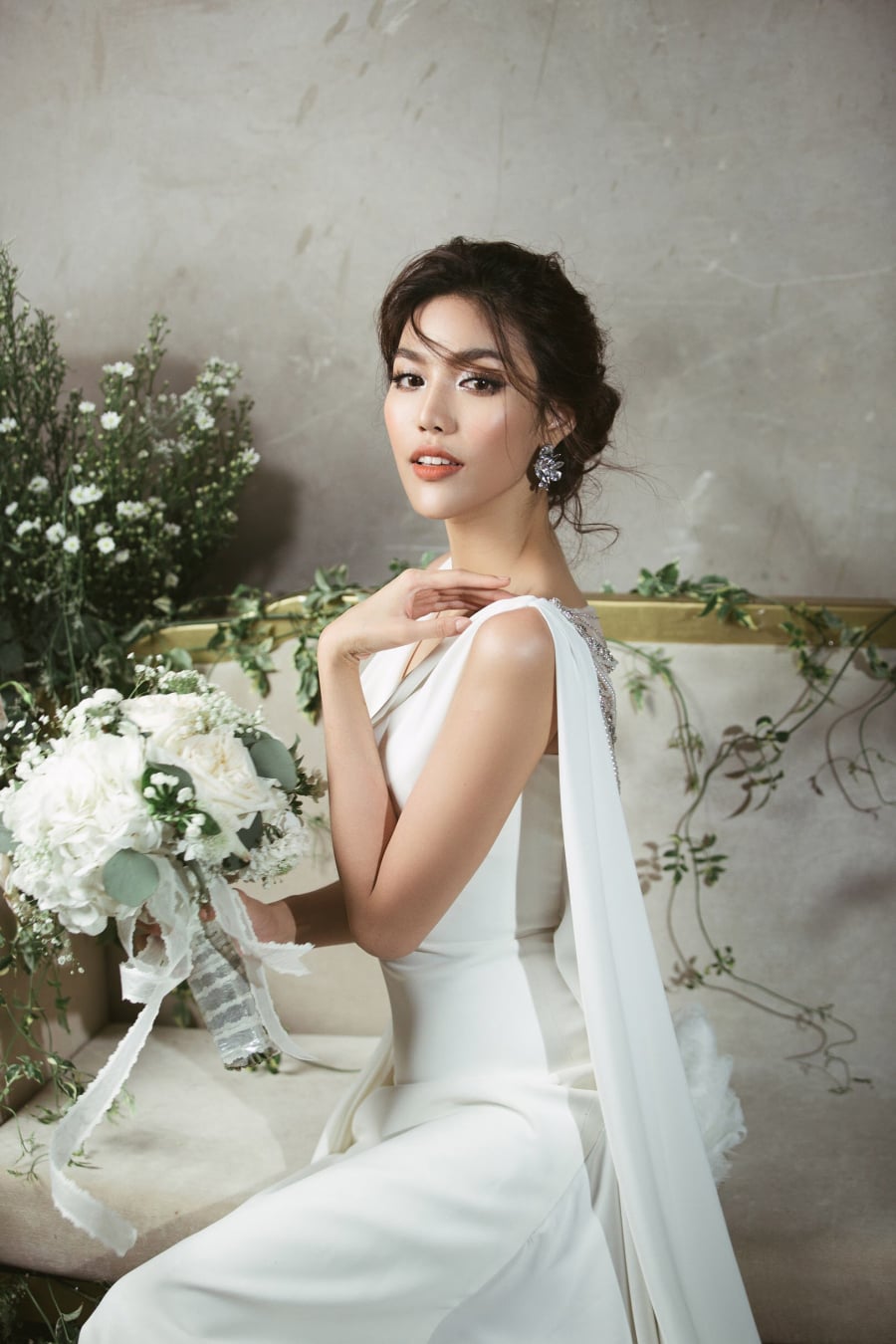 Chỉ còn hai ngày nữa, hôn lễ của Lan Khuê và ông xã John Tuấn Nguyễn sẽ chính thức diễn ra tại TP.HCM. Sau khi nhá hàng một số hình ảnh trong bộ ảnh cưới được thực hiện tại Paris, Pháp, mới đây, Lan Khuê tiếp tục làm thoả lòng người hâm mộ khi hé lộ toàn bộ hậu trường thử váy cưới, cùng clip ghi lại quá trình thiết kế Shbet999 com đăng nhập cưới. 