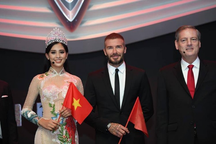 Đầu đội vương miện sáng, diện áo dài đính kết nổi bật, Tiểu Vy rạng rỡ kề cạnh David Beckham.  
