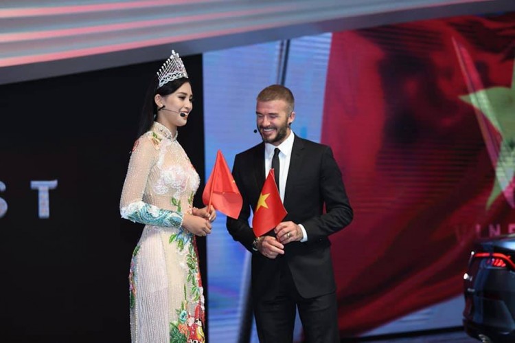 Thiết kế đính kết cầu kỳ tinh xảo, phom dáng ôm sát khoe trọn vẻ đẹp hình thể của người mặc.  