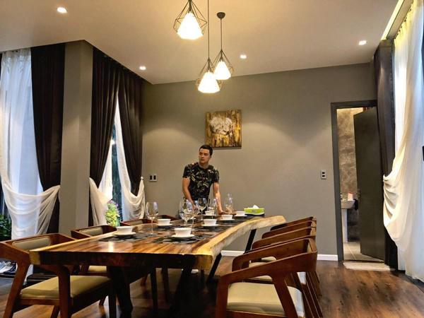 Bàn ăn đặt trong phòng với thiết kế tựa lát cắt của cây.    