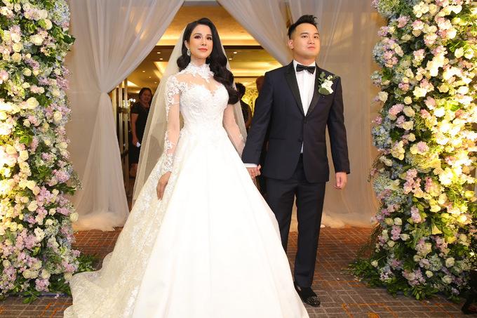 Diệp Lâm Anh đã đặt riêng 2 chiếc váy cưới từ NTK Anh Thư. Mỗi chiếc váy đều mang những nét khác biệt nhưng đầy sự sang trọng, xa hoa. Với những chi tiết đính kết công phu và chất liệu vải cao cấp, khiến tổng giá trị hai chiếc váy lên tới hơn 200 triệu đồng.  