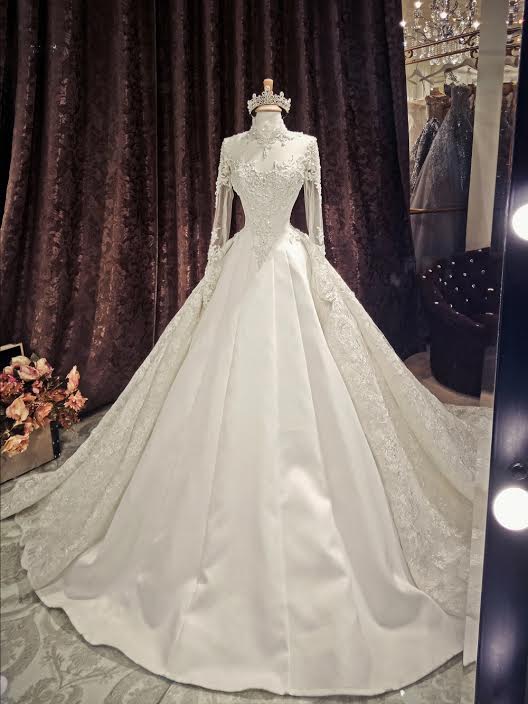 Thiết kế đầu tiên mang phong cách hoàng gia với hoa văn gothic, phối hợp giữa chất liệu lụa taffeta và ren Pháp. Chiếc váy có chi tiết ren hoa trên nền lưới mỏng ở phần tay và cổ áo. Ngoài ra, pha lê và ngọc trai được đính kết đan xen làm nổi bật nét sang trọng của Diệp Lâm Anh .    