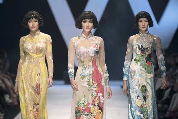 Đây là một sáng tạo của NTK Công Trí, lấy ý tưởng từ các câu chuyện cổ Việt Nam. Bộ cánh mà H'Hen Niê và Tiểu Vy diện kể lại sự tích “trăm trứng nở trăm con”…  