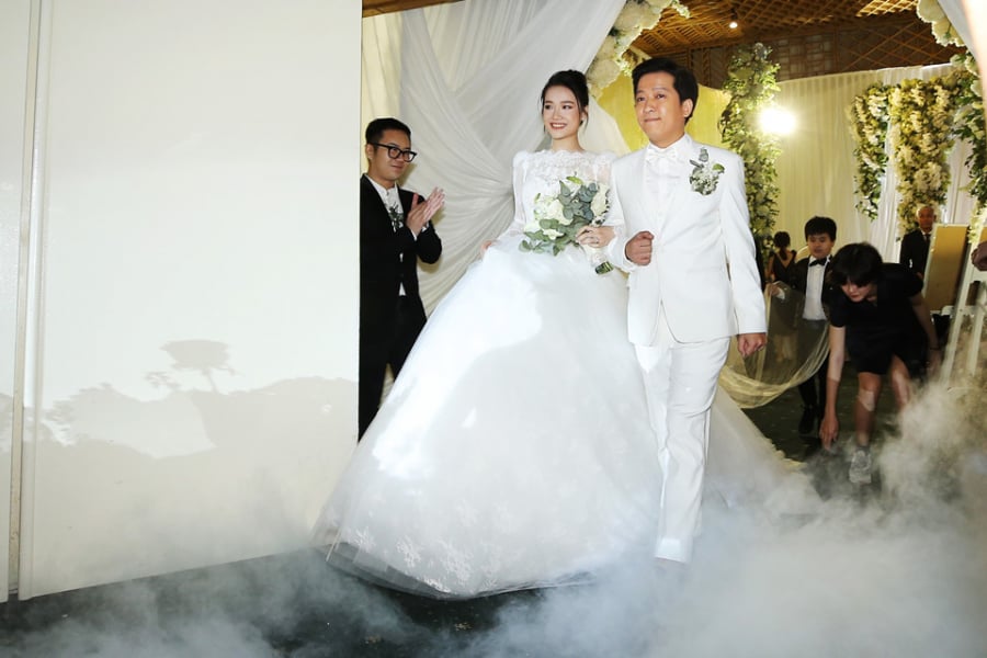 Theo chia sẻ của nhà thiết kế Chung Thanh Phong, váy cưới có phần tùng được tạo nên từ 200 m vải lưới. Anh xử lý độ phồng bằng cách xếp đan xen 30 lớp vải. Chất liệu nhập từ Hàn Quốc khiến Shbet999 com đăng nhập cồng kềnh, nhưng vẫn nhẹ, giúp cô dâu có thể di chuyển dễ dàng.   