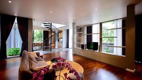 Từ trong nhà, không gian rộng mở tạo cảm giác thoải mái.    