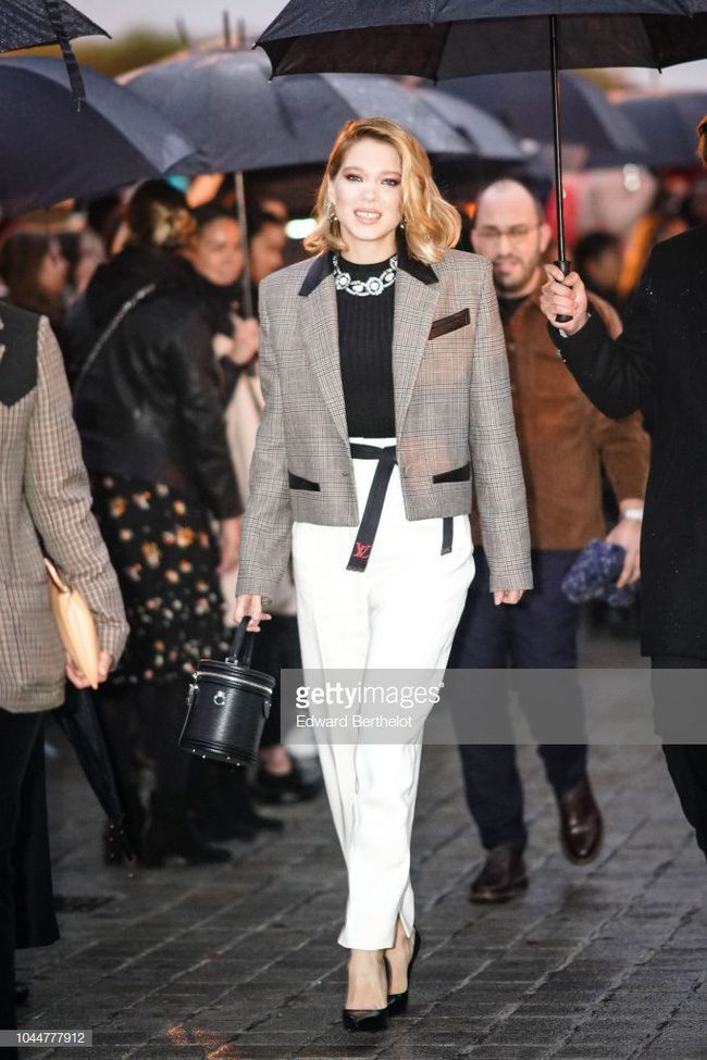 Nữ diễn viên Pháp Léa Seydoux thanh lịch trong bộ blazer.    