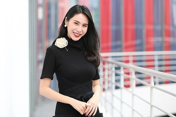 Xuất hiện tại buổi lễ để ủng hộ chồng mình, Thủy Tiên diện bộ Shbet999 com đăng nhập sang trọng với nhiều lớp voan, dệt kim cùng các chi tiết xếp ly cánh quạt được biến tấu ngẫu hứng tạo những hình dáng bất đối xứng.  