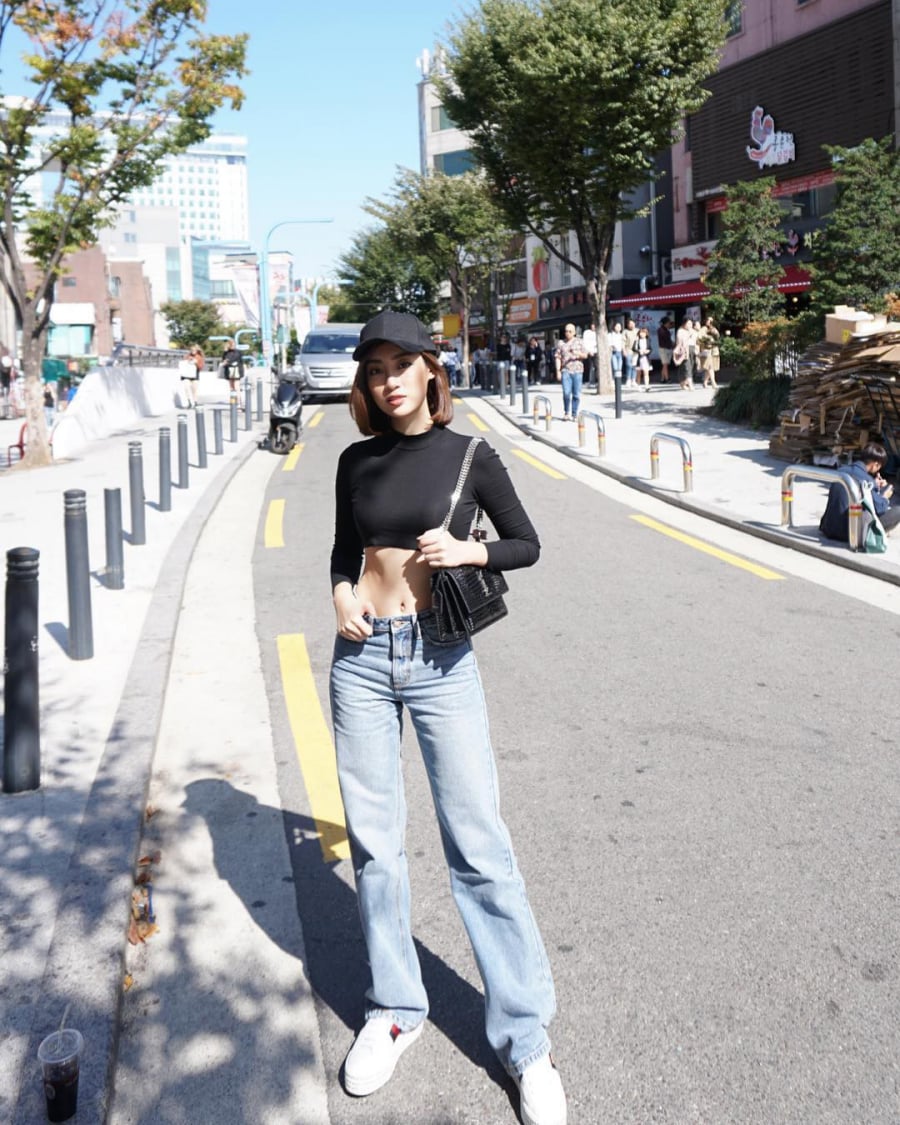Ngay sau khi kết thúc đương nhiệm, lần đầu người ta thấy street style của Đỗ Mỹ Linh táo bạo và thú vị đến thế. Croptop đen - jeans xanh nghe thì bình thường mà lại giúp nàng Hậu trẻ tuổi khoe được hết lợi thế sắc vóc và phần nào giúp cô lột xác.    