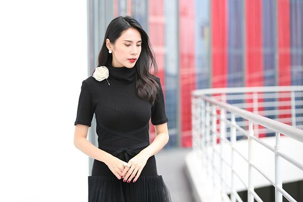Bà mẹ một con Thủy Tiên khoe hình ảnh đầy quyến rũ trong khi tháp tùng chồng đến sự kiện ký kết.  